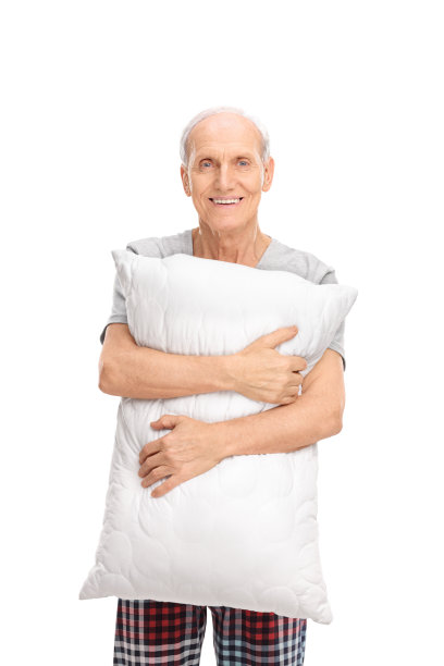 一个老人抱着枕头的垂直镜头图片下载