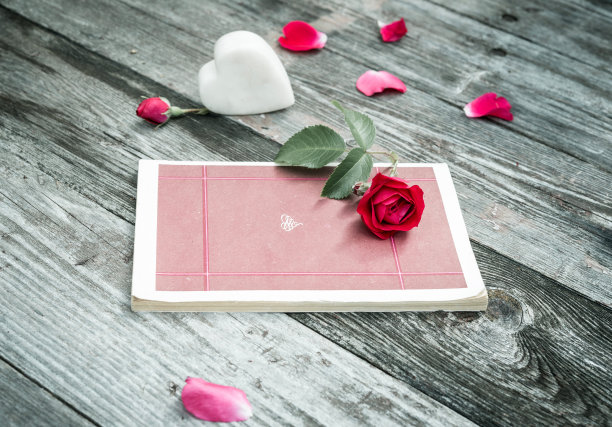 花。红玫瑰，书，心，花瓣。葡萄酒情人节图片图片下载