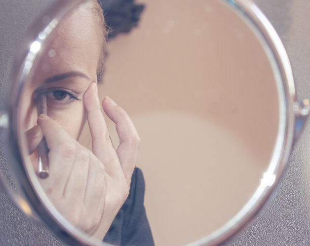 对着镜子化妆图片下载