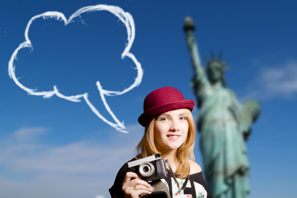 女孩戴着时髦的眼镜，带着照相机在纽约的背景图片下载