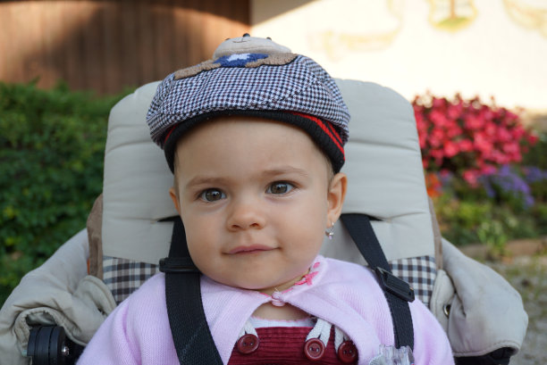 可爱的婴儿女孩肖像在婴儿车图片下载