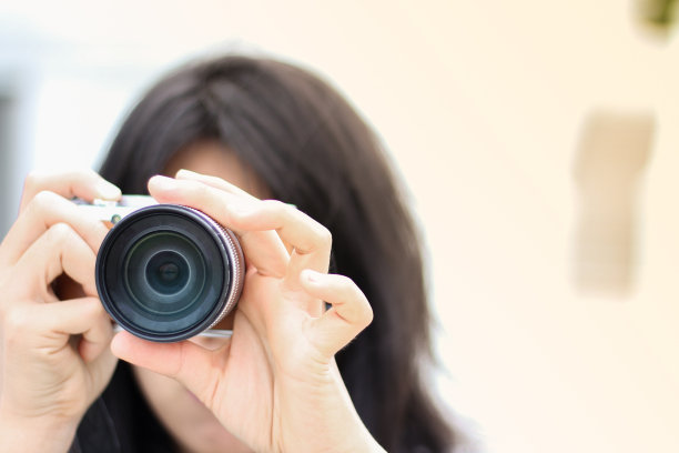 泰国女人拍摄照片白天在模糊的背景图片下载