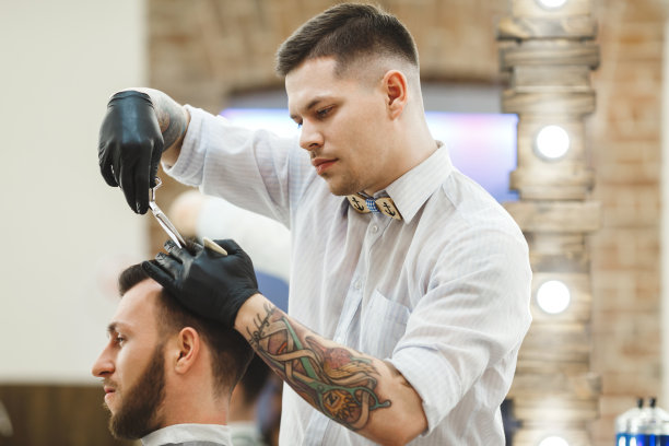 理发师为客户理发图片下载