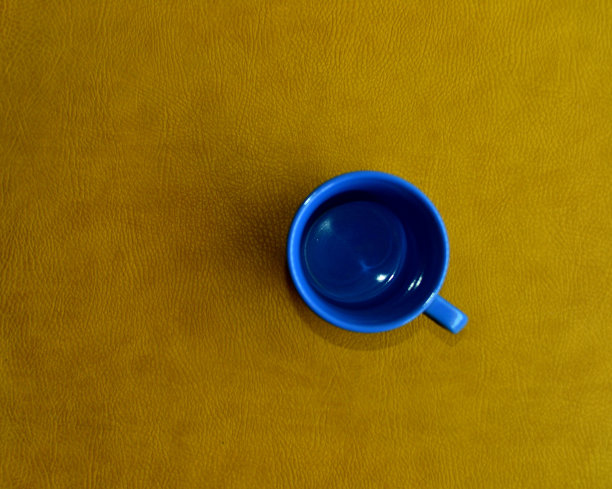 杯漂亮的咖啡放在皮革上，喝吧图片下载