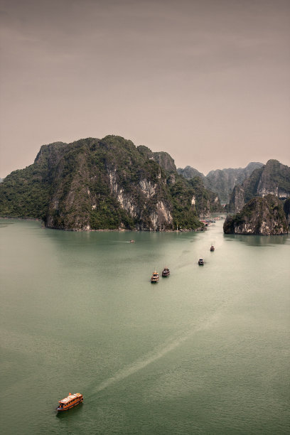 下龙湾航行的船只图片下载