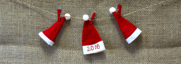 圣诞帽和2016年新年背景。图片下载
