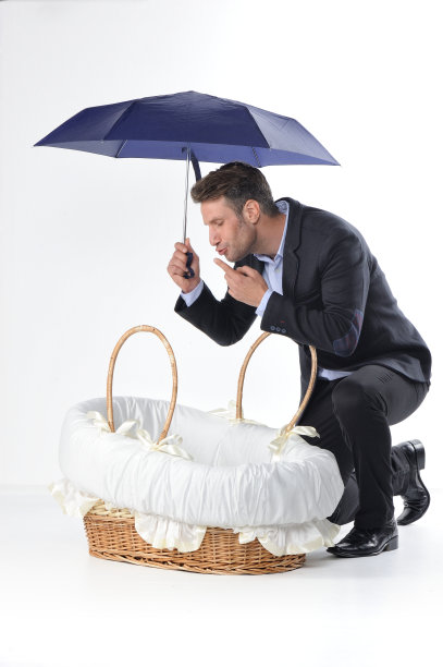 商人提着一个带着新生婴儿的篮子图片下载