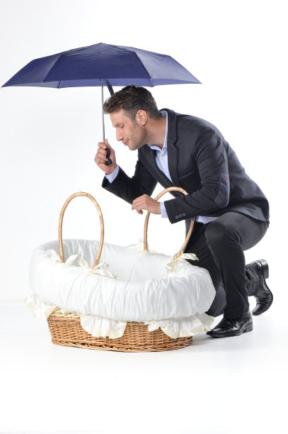 商人提着一个带着新生婴儿的篮子图片下载