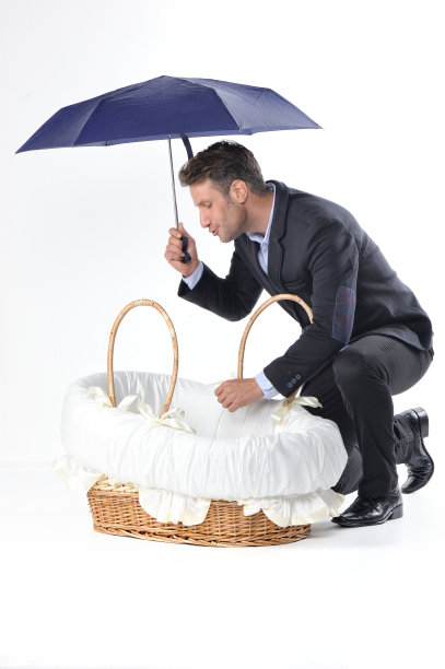 商人提着一个带着新生婴儿的篮子图片下载