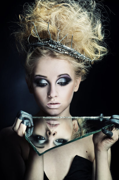 看着镜子里的自己图片下载