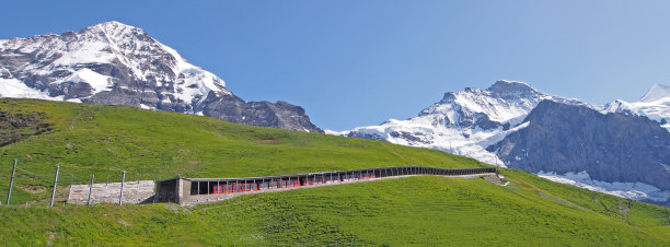 瑞士艾格尔隧道和少女洞下的火车图片下载