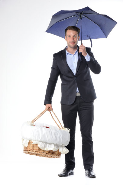 商人提着一个带着新生婴儿的篮子图片下载