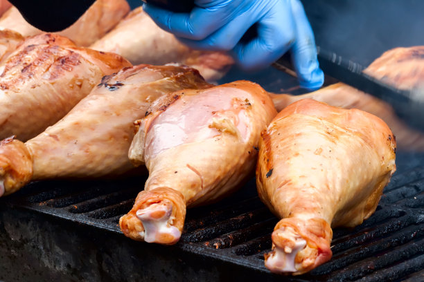 在烧烤派对上做火鸡腿图片下载