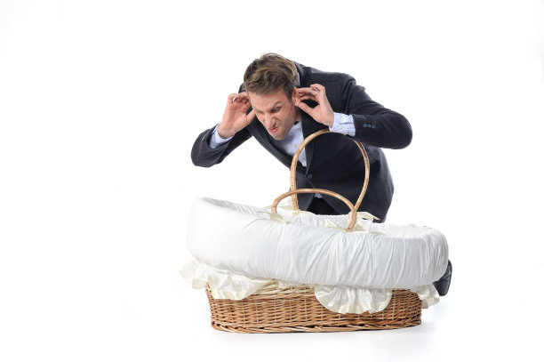 商人提着一个带着新生婴儿的篮子图片下载