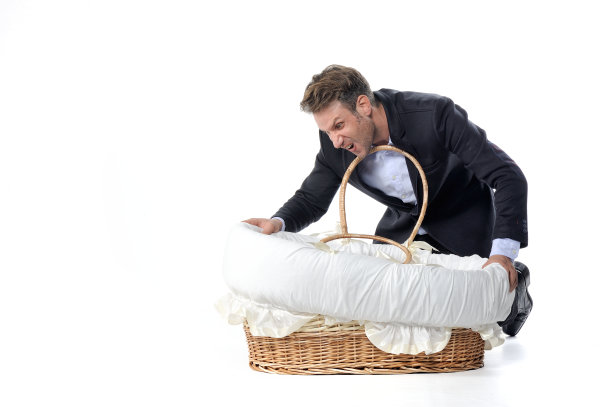 商人提着一个带着新生婴儿的篮子图片下载