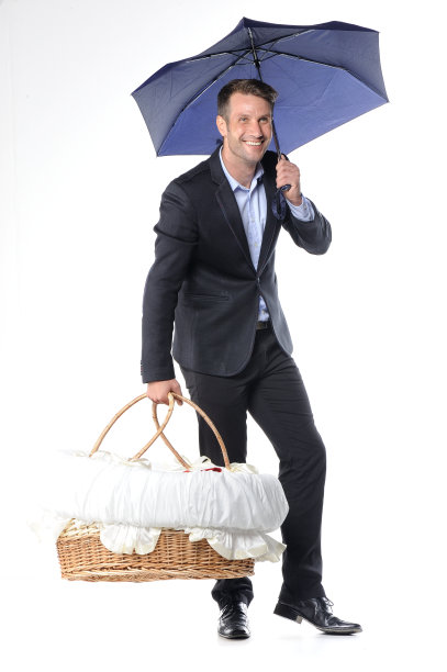 商人提着一个带着新生婴儿的篮子图片下载