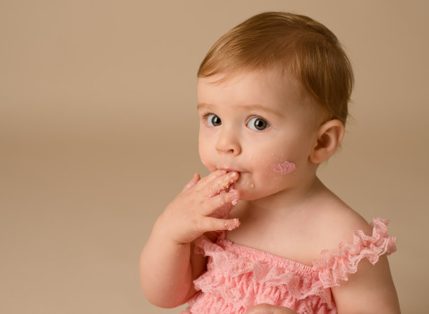 婴儿吃蛋糕图片下载