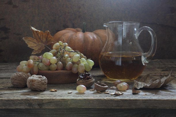 有葡萄、核桃和葡萄汁的静物生活图片下载