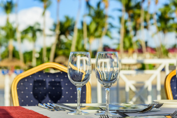 日落时分，凉亭上喜庆的餐桌图片下载