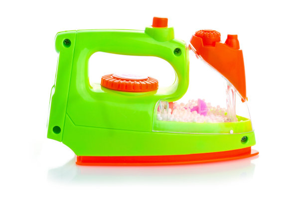白色背景上的塑料玩具铁图片下载