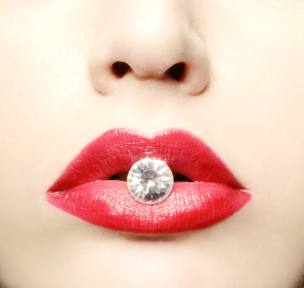 美丽红唇镶钻石图片下载
