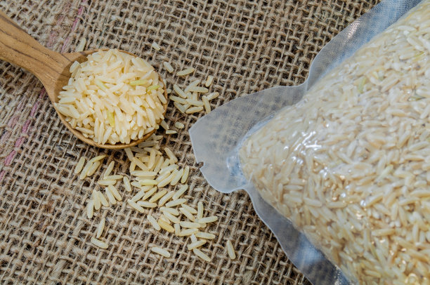 特写真空包装糙米图片下载