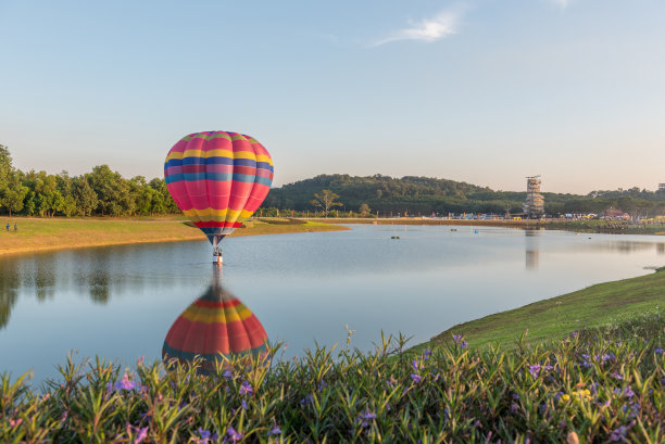 漂浮在湖面上的热气球图片下载