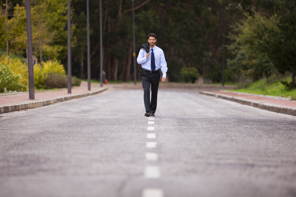商人走在马路上图片下载