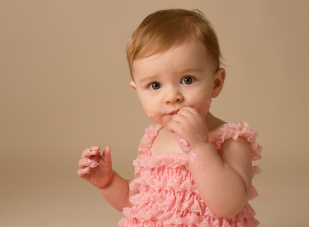 婴儿吃蛋糕图片下载