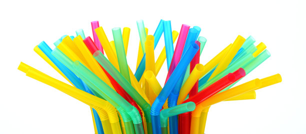 在玻璃白色背景的饮料吸管的照片图片下载