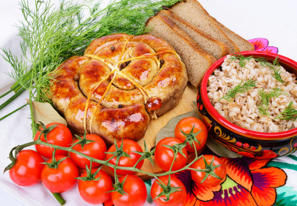 大麦粥和环形烤香肠。图片下载