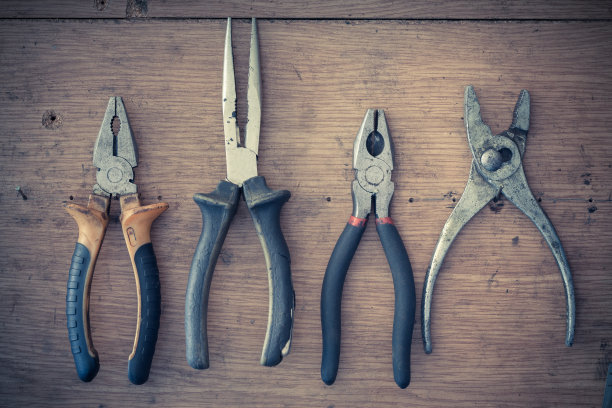 有一套旧钳子作背景的架子。图片下载