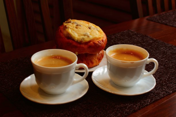 两杯咖啡和芝士蛋糕图片下载