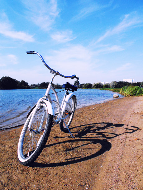 沙滩上的白色复古自行车图片下载