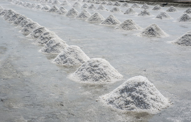 泰国华欣附近的盐堆图片下载