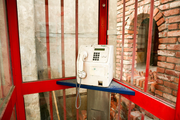 红色的公用电话亭图片下载