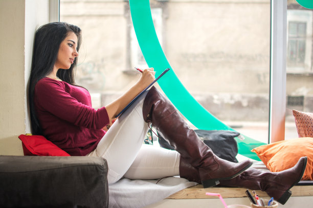 坐在窗边学习的女学生图片下载