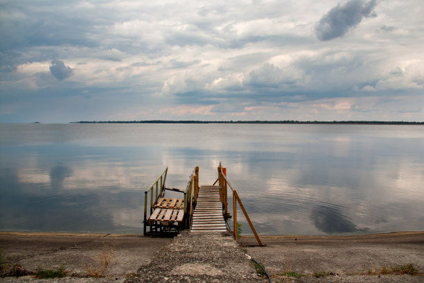 老木桥墩与无人对抗美丽的天空图片下载