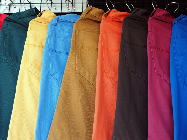 衣架上挂着五颜六色的短裤图片下载