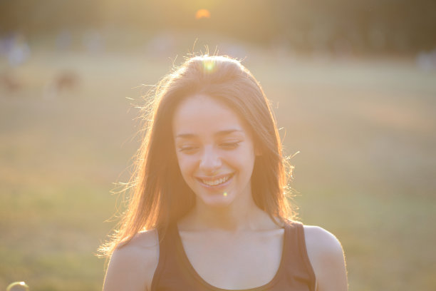 享受自然，微笑和散步的快乐女人图片下载