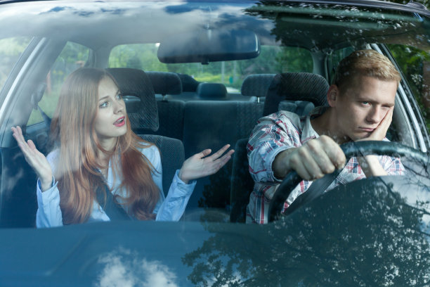 无聊的人在车里图片下载