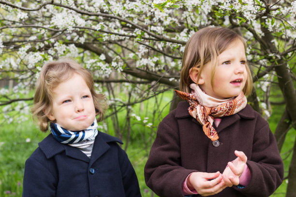 春天的时间。可爱的小女孩图片下载