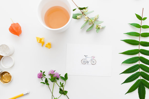 一杯茶在工匠的工作场所平躺图片下载