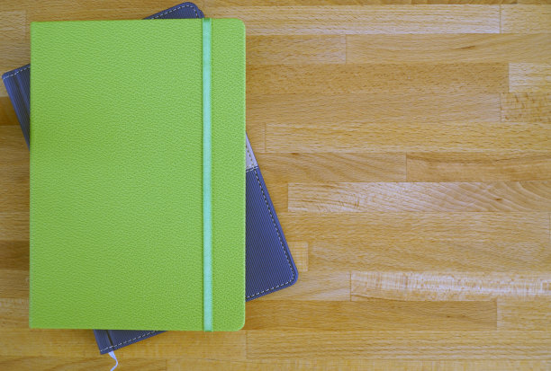 抄写本放在木桌上图片下载