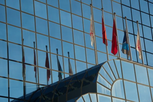 建筑中的五面旗帜及其映像图片下载