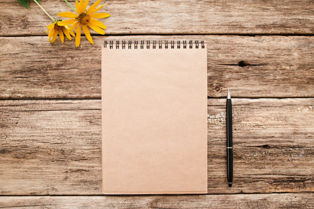 棕色素描簿上的旧木头平铺模型图片下载