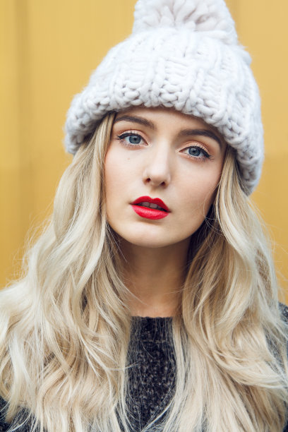 戴着冬季帽子的漂亮女人图片下载