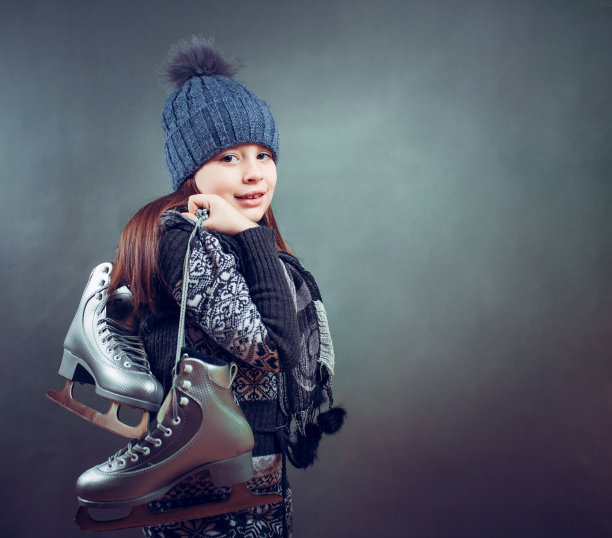 背景是一个穿着冰鞋的小女孩图片下载