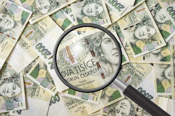 捷克钱币背景用放大镜图片下载