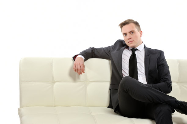 一个严肃自信的年轻人的肖像。图片下载